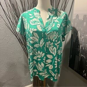 🍒RACHEL ROY GREEN AND WHITE SILKY V-MECK NLOUSE SIZE LARGE🍒